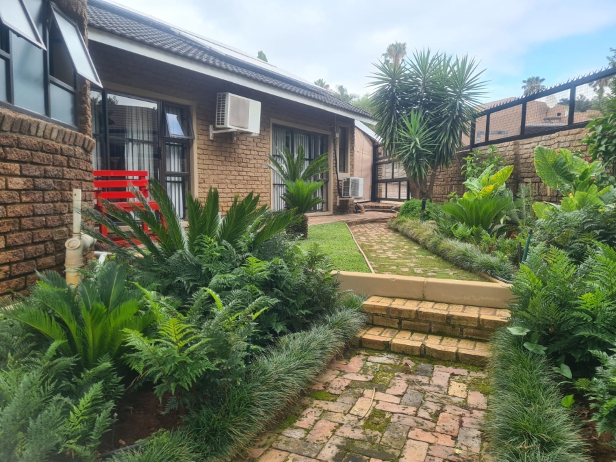 6 Bedroom Property for Sale in Cashan North West
